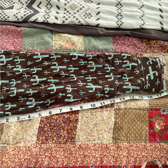 Cowgirl hardware women’s extra  large Brown Shirt with Cactus Print - Picture 7 of 9